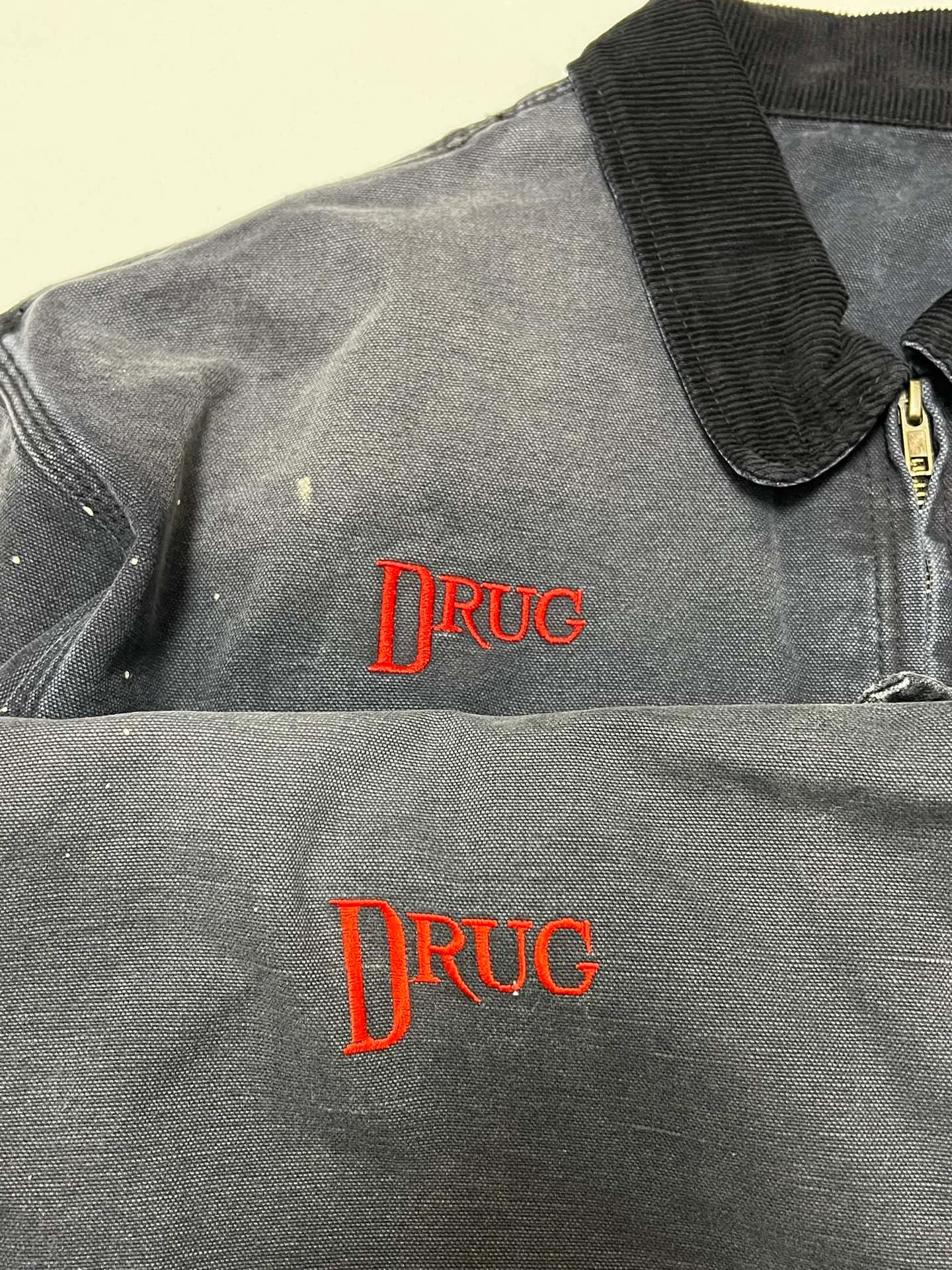 Comparison of panels SAINT Mxxxxxx DETROIT JACKET/DRUG/BLK Detroit Workwear Washed and Distressed Jacket Washed Black S-XL A super heavy-duty Detroit jacket. It took more than 3 months to develop. All details. No detail. Complete reproduction and restoration. Customized washed and faded Assute canvas fabric. Rewashed the watermark to make the bones irregular and whitened. Multiple damage and fraying treatments. The entire garment is completely hand-splashed with ink and paint. Heavy embroidery. Mold-opening with MX6 LOGO buttons Mold-opening customized placket with LOGO zipper No special shape zipper on the chest